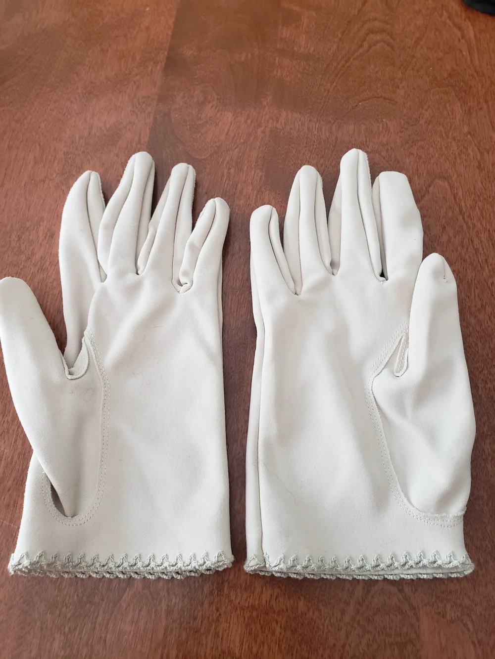 Vtg Crescendoe Caresse Ivory/Cream Wrist Gloves with Scallop Trim Size: 7 (S)